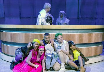 Szene aus dem Theaterstück The Drop, Eva Maria Schindele, Hannah Joe Huberty, Henry Ross, Cem Bingöl, Felix Werner-Tutschku, Katya Semenisty, Ayla Pechtl