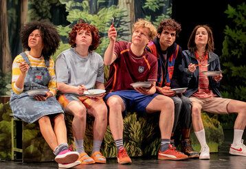 Szene Theaterstück Wolf, Schauspieler:innen auf Bühne: Ayla Pechtl, Hannah Joe Huberty, Felix Werner-Tutschku, Natalie Hanslik