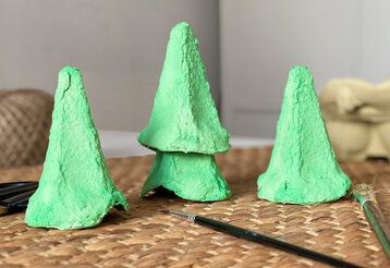 Drei kleine Tannenbäume, aus Eierkarton gebastelt