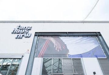 Fassade des Tanzhauses NRW von unten nach oben fotografiert