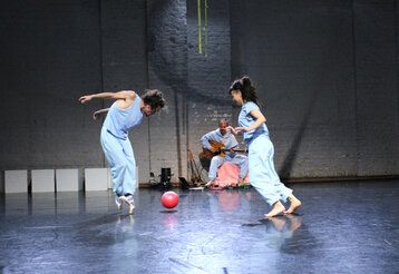 Tanzhaus Sommernacht, Tänzer und Tänzerin tanzen mit einem roten Ball