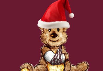 Illustration eines Teddybären mit einer fotografierten Weihnachtmütze, der Teddy hat den Arm gebrochen