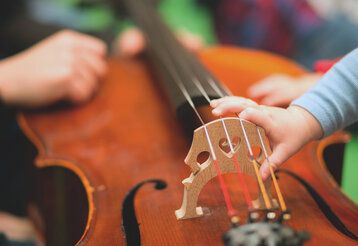 Kinderhand an Cello