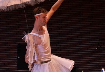 Mann tanzt auf der Bühne - Szene aus dem Stück Klopf, Klopf, Dinig Dong