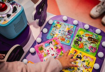 Toniesbox mit Spielkarten und Kinderhand