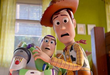 Szene aus dem Animationsfilm Toy Story, Spielzeugcowboy Woody, Weltraumactionfigur Buzz Lightyear gucken überrascht in die Kamera