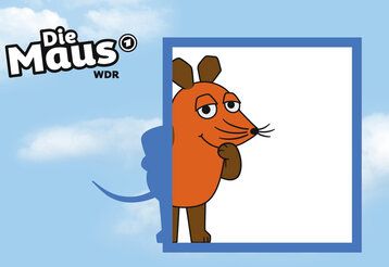 Maus guckt durch ein Rechteck, im Hintergrund Wolkenhimmel