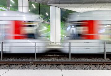 Züge der Rheinbahn in einem U-Bahnhof, mit Bewegungsunschärfe