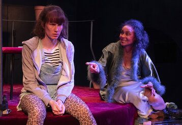 Zwei Frauen sitzen auf einer Bühne