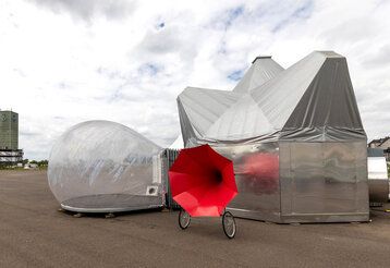 spacige Musiktheaterkapsel auf dem gelände der ehemaligen Glashütte in Gerresheim