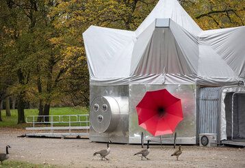 UFO im Volksgarten, Düsseldorf-Oberbilk, Gänse laufen durchs Bild
