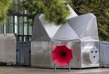 Fantasievolles Metallobjekt mit rotem nostaligischen Lautsprecher