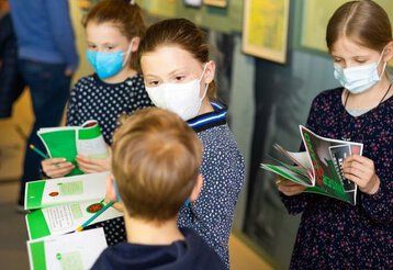 Kinder in der Ausstellung Unser Land