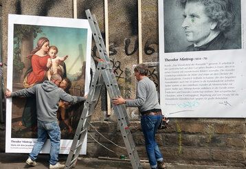 Hängung des Mintrop Werkes „Johanneskuss”