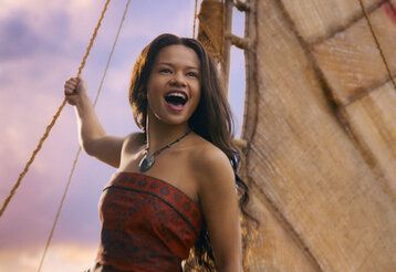 Szehe aus dem film Vaiana, eine junge Frau steht mit offenem Mund an einem Segel