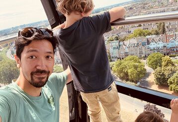 Vater mit zwei Kindern im Aussichtsturm Look 360° Panorama über Oberkassel