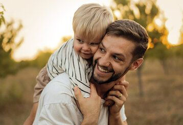 Vater trägt Sohn Huckepack, Spätsommerstimmung