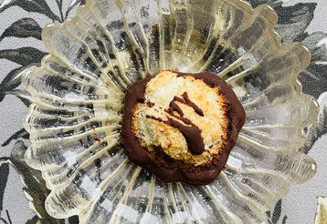 eine Kokosmakrone auf einem Glasschälchen, von oben fotografiert