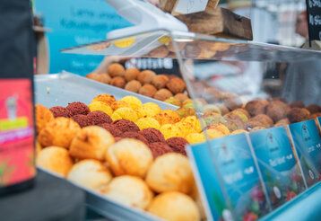 Auslagen auf der Messe Veggieworld, kleine Knödel