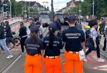Verkehrskadetten am Luegplatz in Oberkassel während der Kirmeszeit