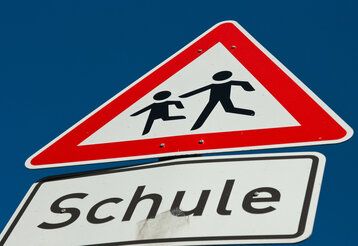 Verkehrszeichen 136-10 StVO, vor blauem Himmel