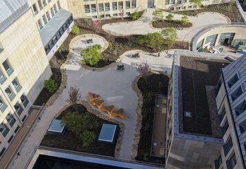 Das Gebäude der neuen VHS auf der Yorckstraße von oben fotografiert