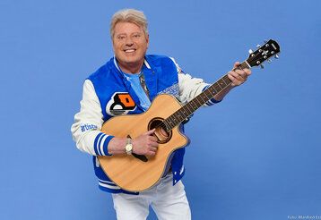 Volker Rosin mit Gitarre