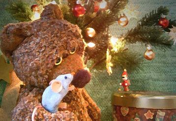 Illustration voneinem Teddy mit einer weißen Maus und Weihnachtsdekoration
