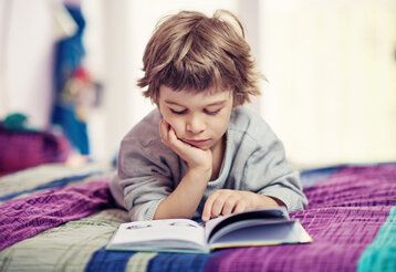 Kind liest ein Buch