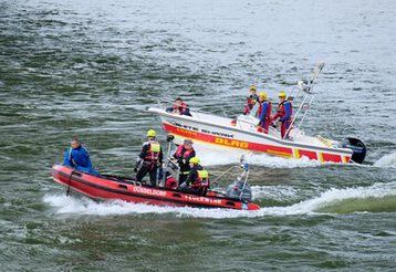 Zwei Rettungsboote der DLRG und Feuerwehr Düsseldorf mit Einsatzkräften an Bord