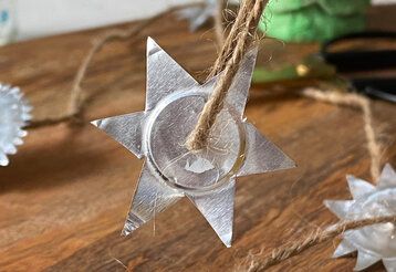 Blechstern an einer Kordel