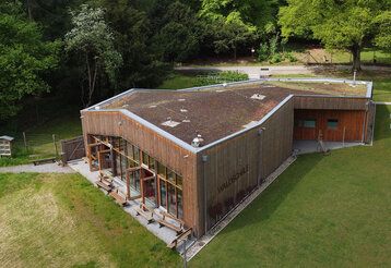 Die Waldschule im Wildpark in Düsseldorf-Grafenberg von oben