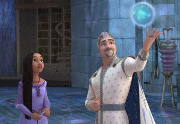 Trickfilm, eine Frau und ein Mann stehen in einem Raum, der Mann lässt eine glitzernde Kugel steigen, im Hintergrund dicke Mauern, altertümliche Geräte