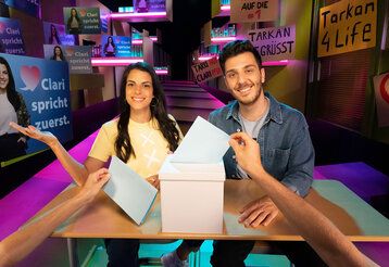 Clari und Tarkan spielen im Studio Wahlen