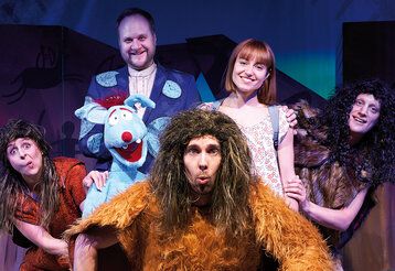 fünf verkleidete Schauspieler:innen auf der Bühne