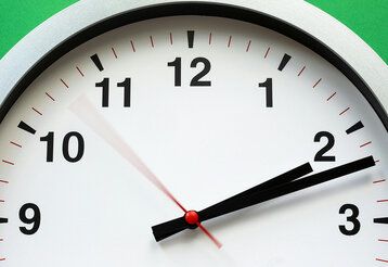 Analoge Uhr, die obere Hälfte des Ziffernblattes