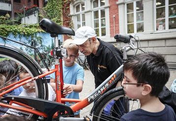 Durch die Radstation am Hauptbahnhof können an ausgewählten Schulen direkt vor Ort kleinere Reparaturen an den Fahrrädern der anspruchsberechtigten Schülerinnen und Schüler durchgeführt werden