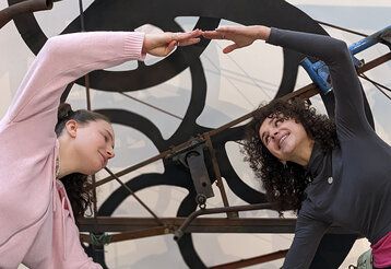 Zwei Frauen vor Tinguely Kunstwerk