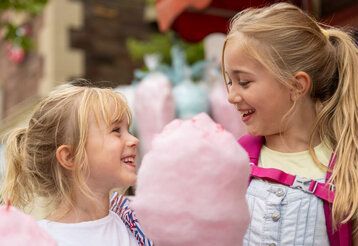 Zwei Mädchen mit Zuckerwatte