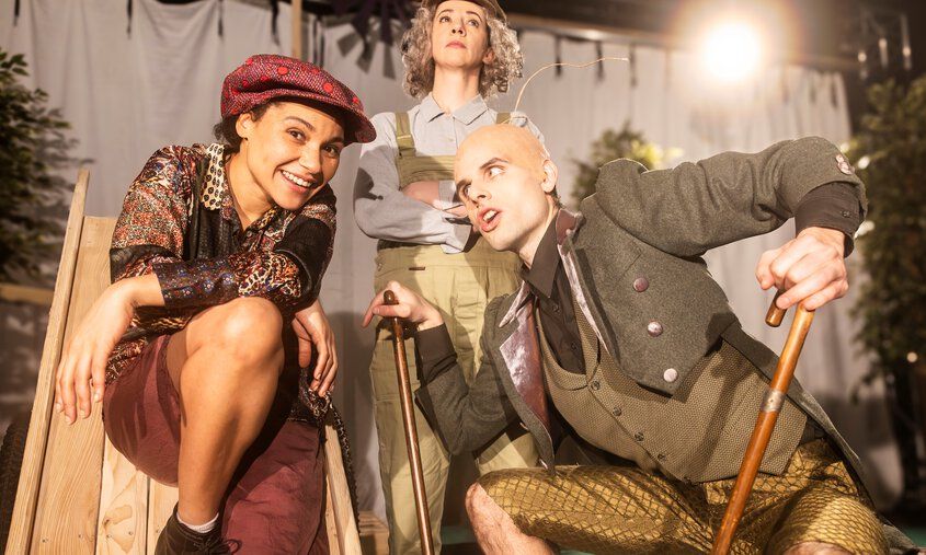 Drei Schauspieler:innen spielen das Stück Pinocchio