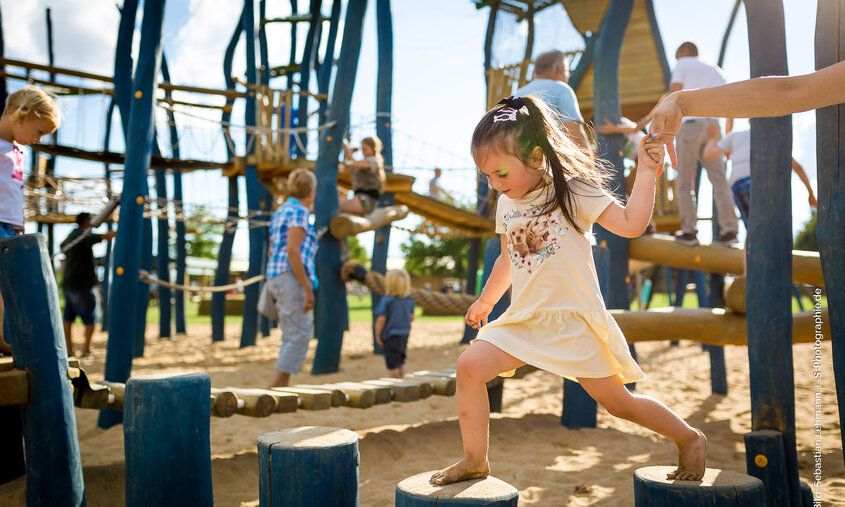 Kinder spielen auf den Klettergerüsten auf dem Bubenheier Spieleland