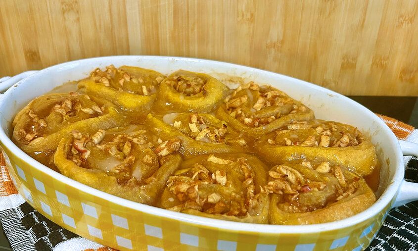 Auflaufform mit Kürbis-Apfel-Zimtschnecken