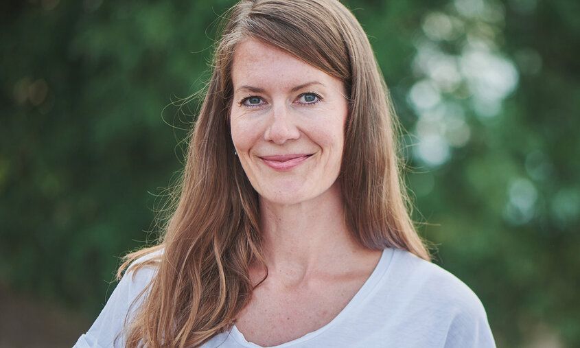 Porträt von Jessica, Hintergrund grünes Gebüsch